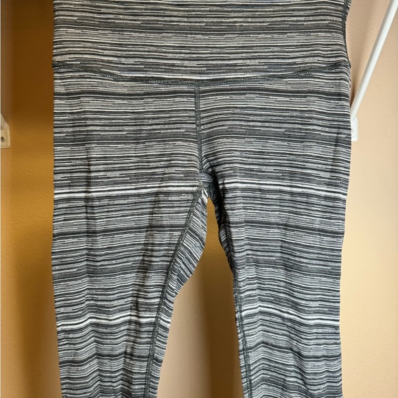 32” Lululemon Wunder Under Pant III in Blurry Belle Battleship Black. Size 6. - Picture 10 of 11